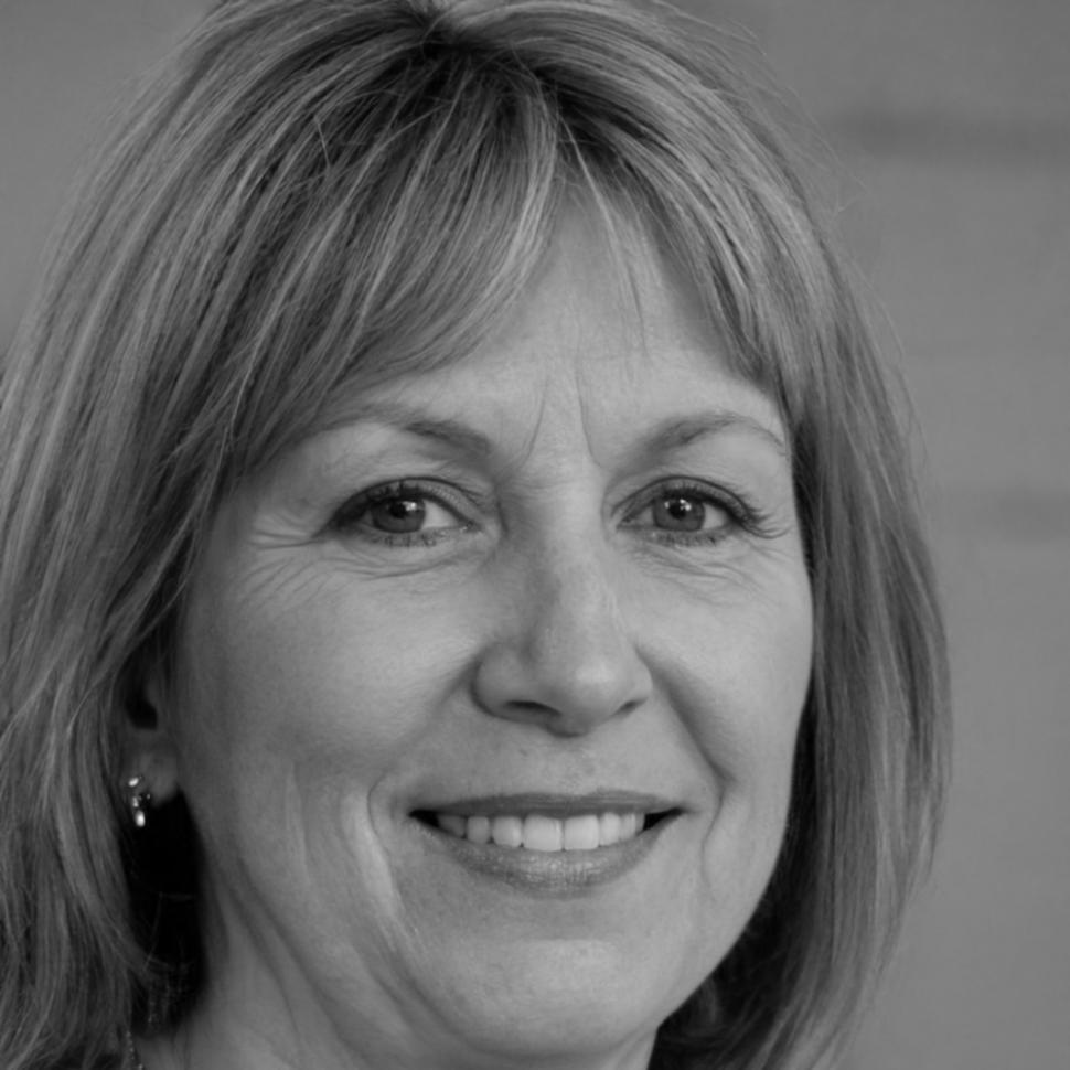 Retrato profesional de Violeta Caro especialista en crecimiento empresarial