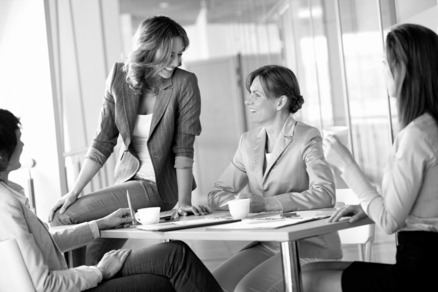 Empresarios trabajando en finanzas empresariales en Tenerife
