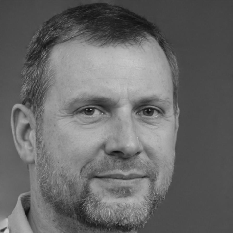 Retrato profesional de Leandro Pons asesor financiero intermedio